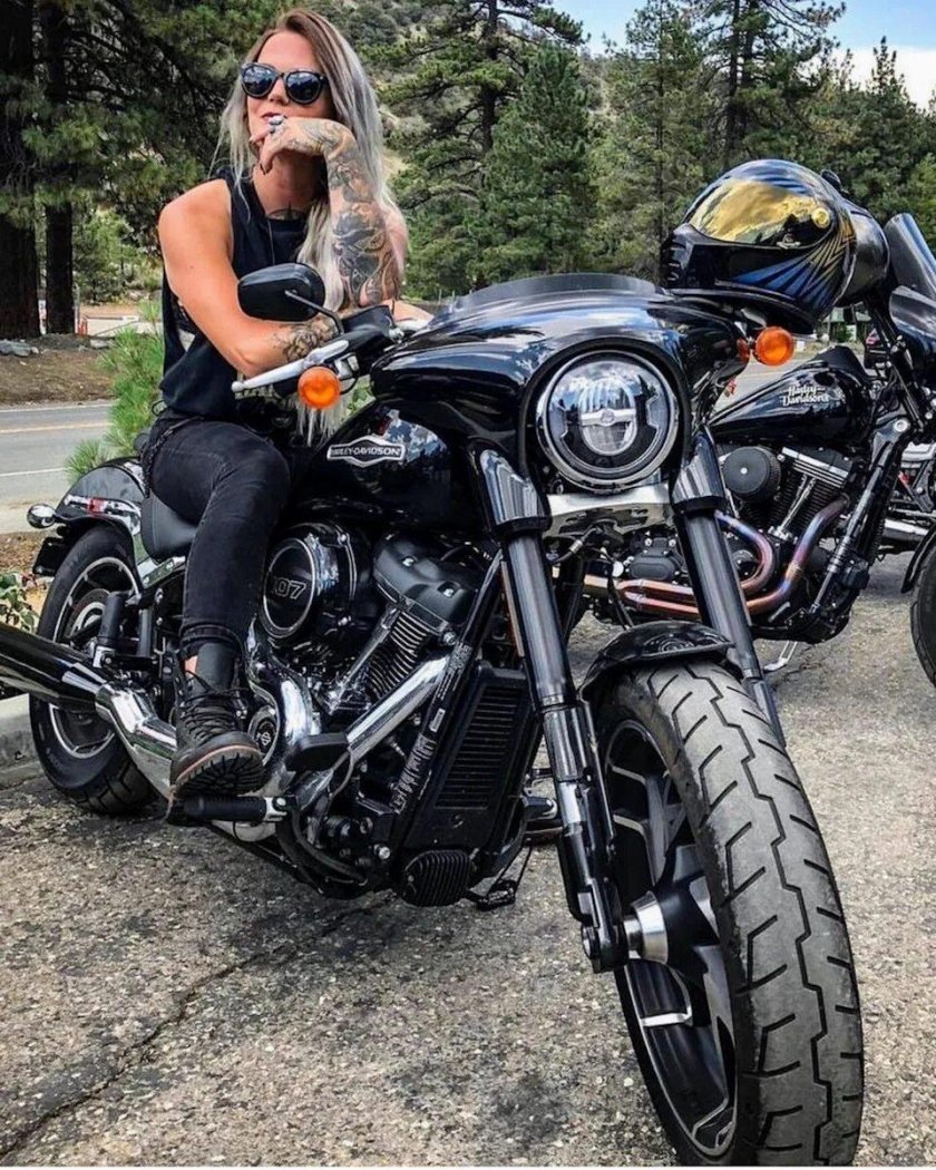 Девушка байкер