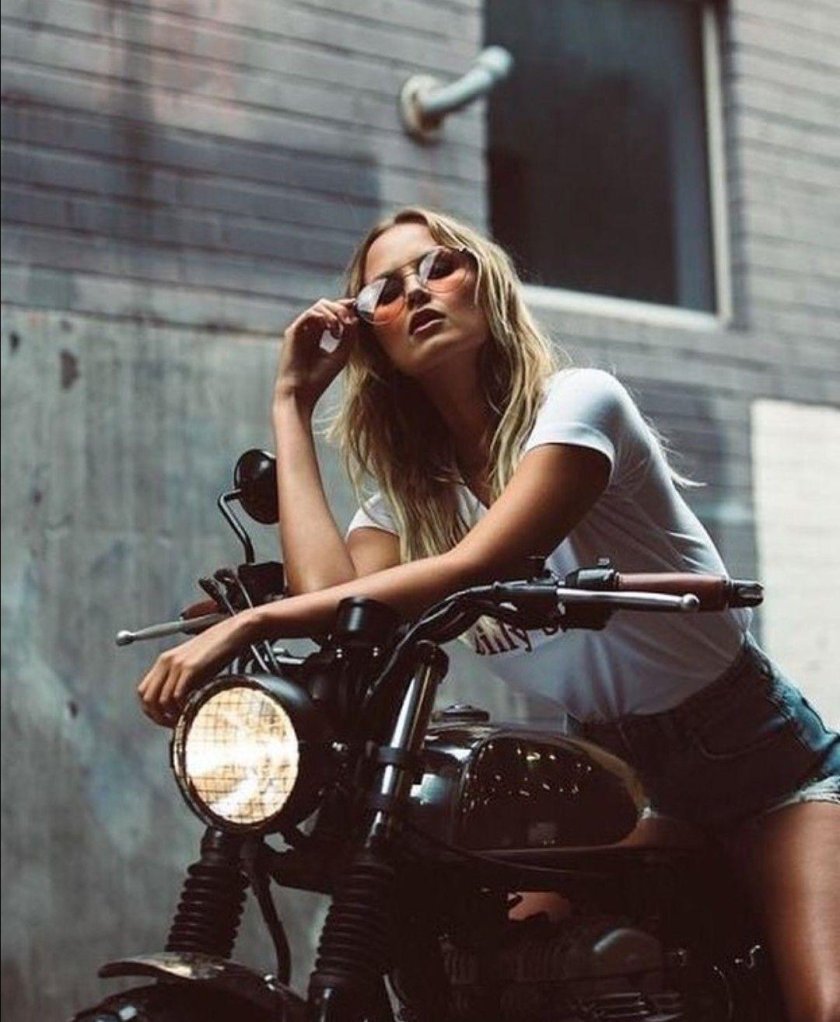 Девушка на мотоцикле