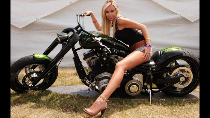 Девушка на Харлей Дэвидсон