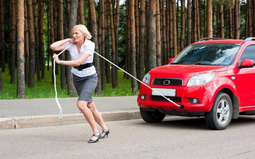 Толкают машину