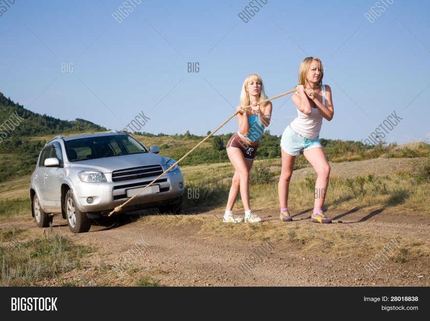 Толкают машину