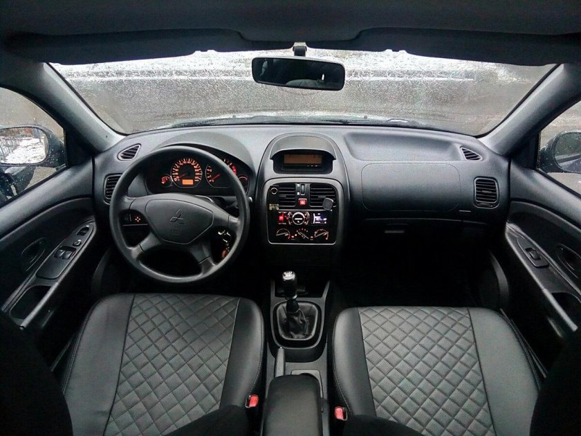 Mitsubishi Carisma 2002 салон