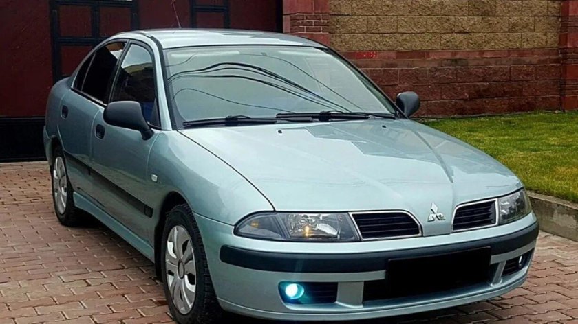 Митсубиси Carisma 2003
