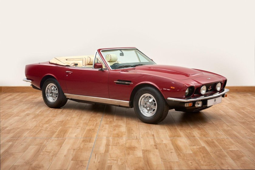 Aston martin v8 volante