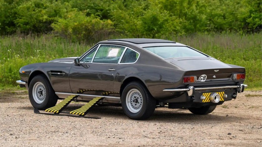 Aston Martin v8 James Bond