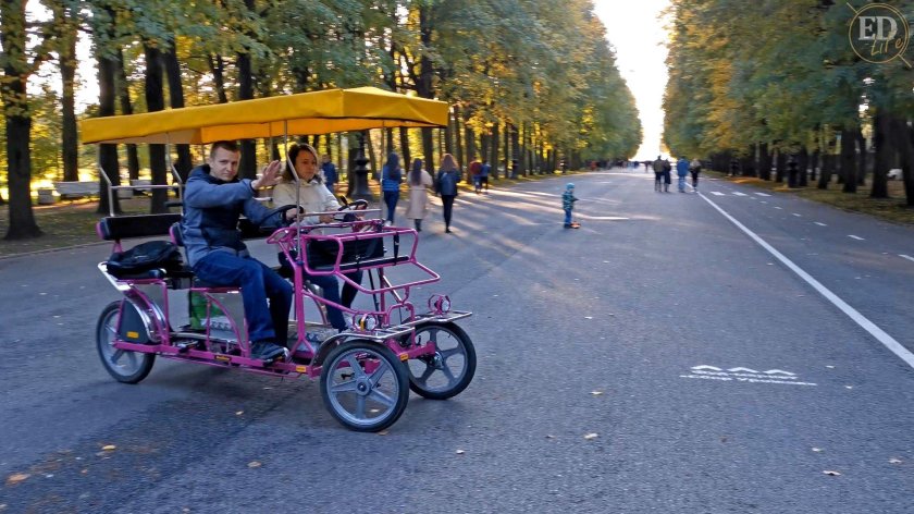 Веломобиль 4-х местный парк Горького