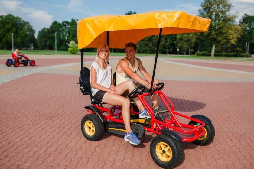 Веломобиль 4-х местный парк Горького