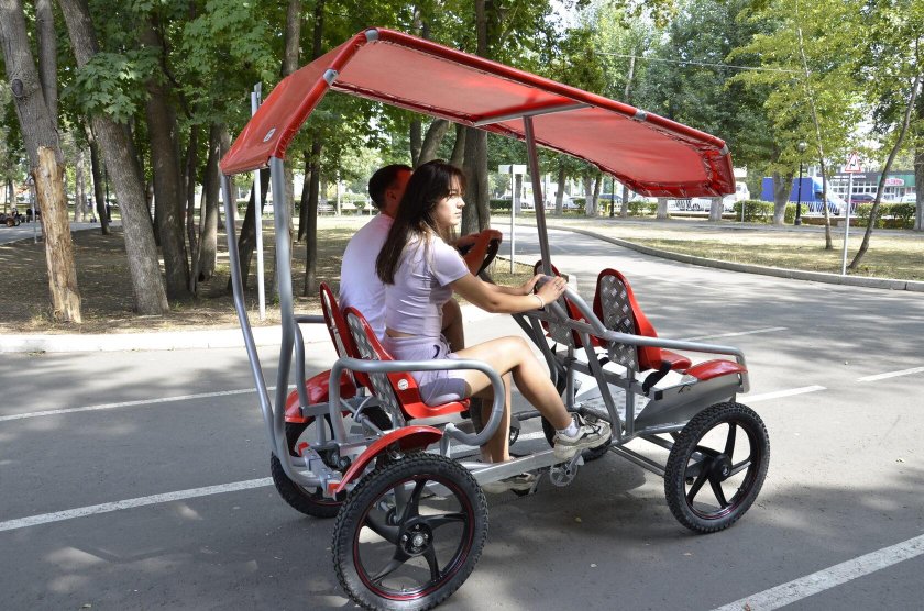 Веломобиль 4-х местный парк Горького