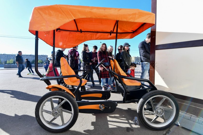 Веломобиль четырехместный парк Горького