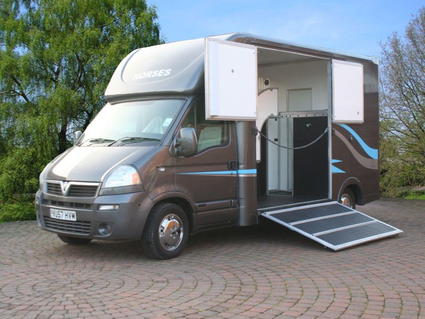 Прицеп для перевозки лошадей