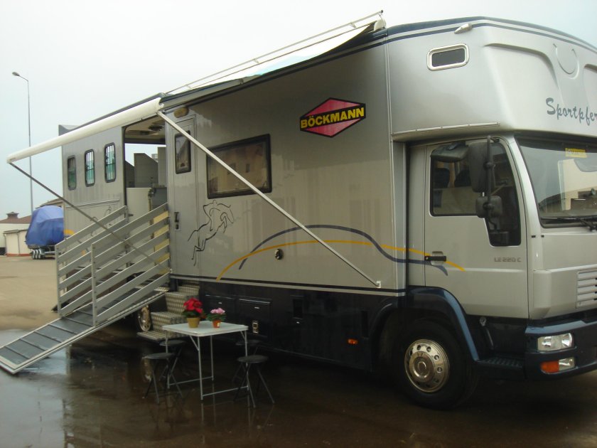 Мерседес Атего коневоз