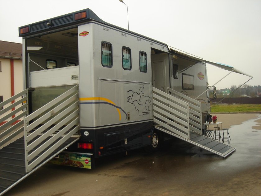 Коневоз Actros 2004