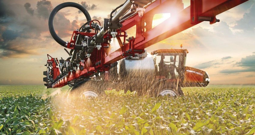 Самоходный опрыскиватель красный