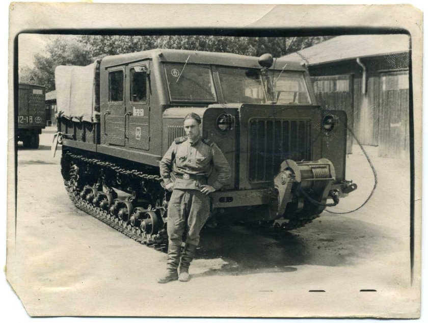 Гусеничный тягач АТС-712