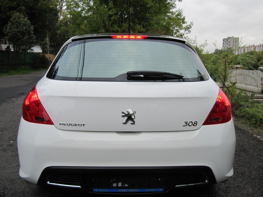 Peugeot 308 сзади