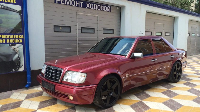 Mercedes-Benz w124 красный