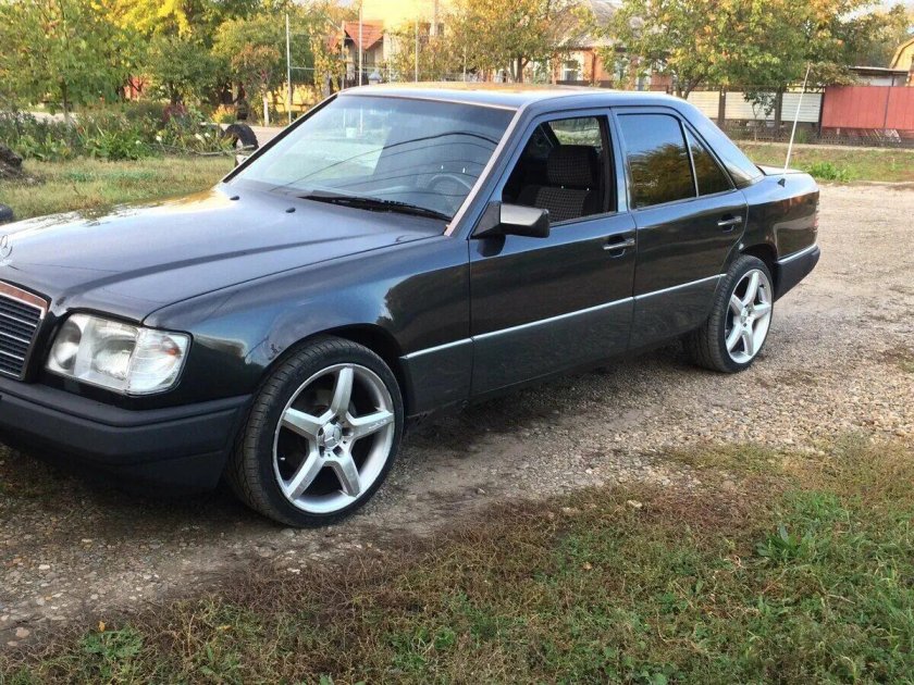 Мерседес е124 черный