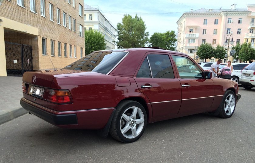 Mercedes Benz w124 вишневый
