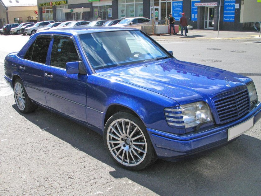 W124 Mercedes голубой