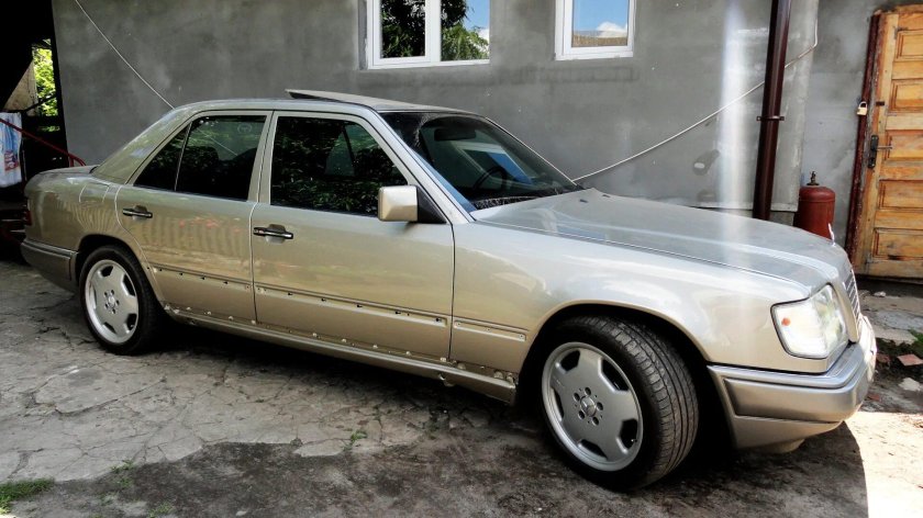 124 Мерседес без листвы