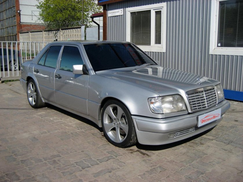 Mercedes-Benz w124 серебристый