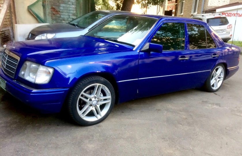 Мерседес 124 голубой