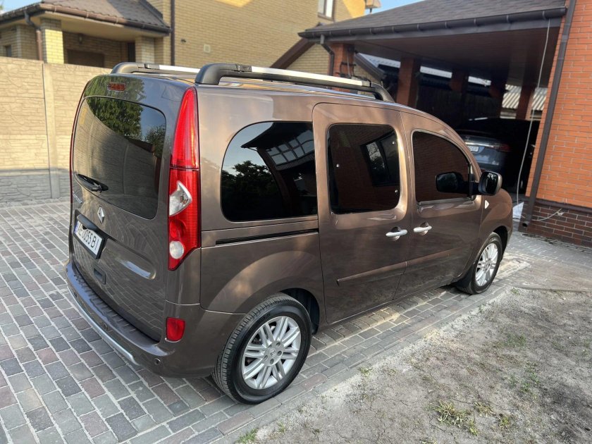 Рено семейный автомобиль