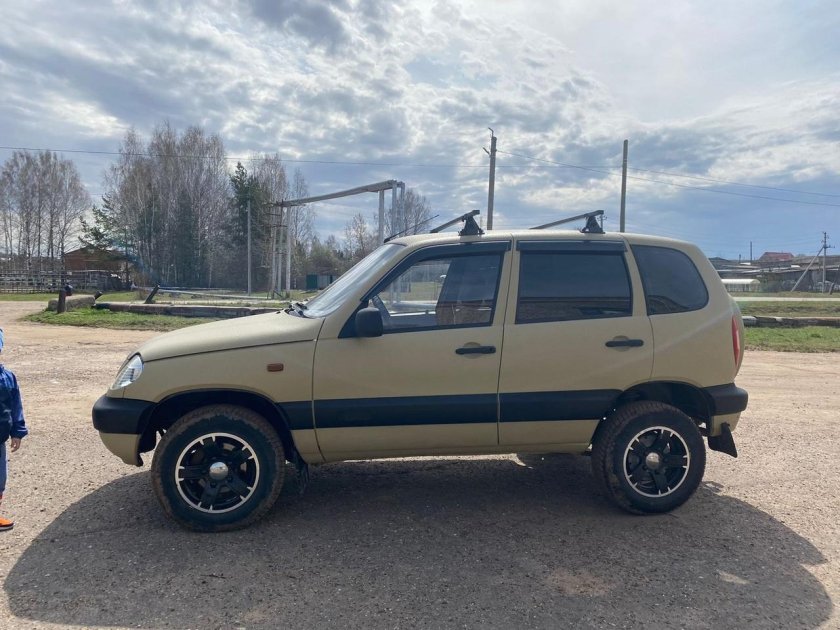Шевроле нива 2004 золотистая