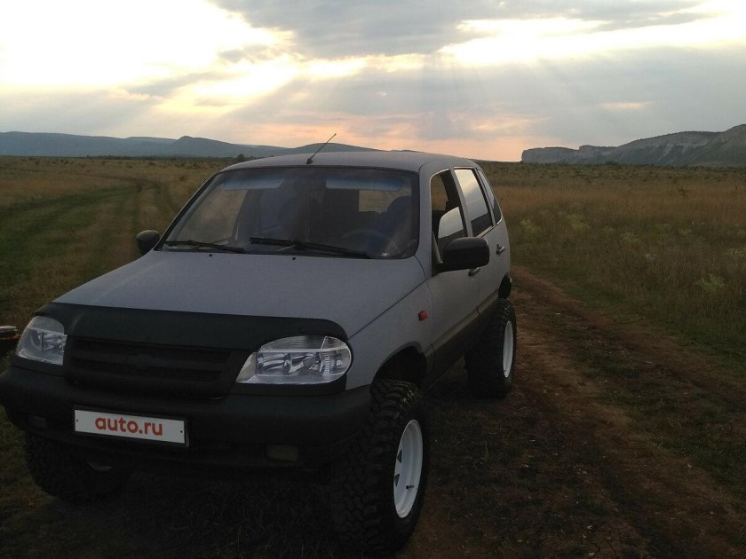 Нива Шевроле серебристый Раптор