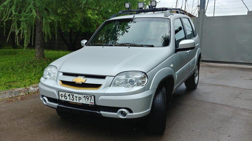 Нива Шевроле серебристый Раптор