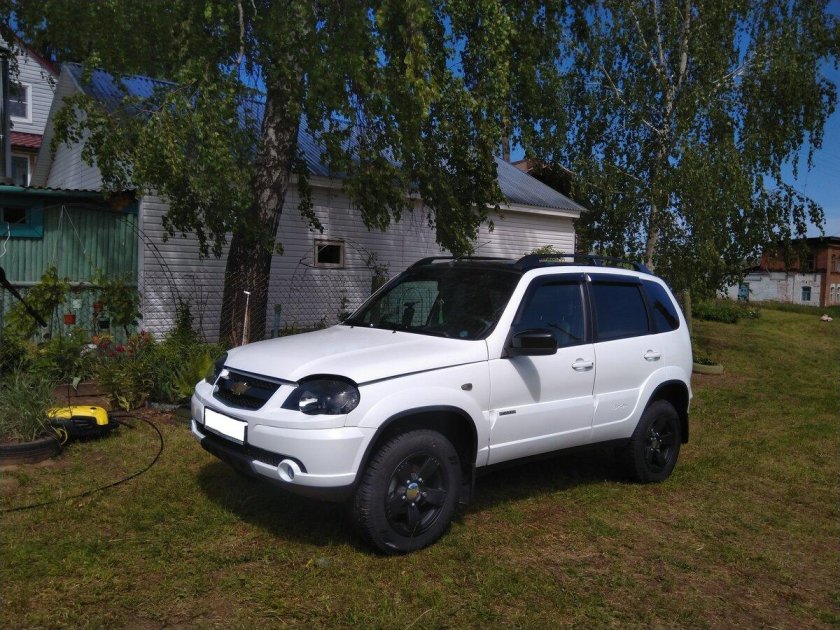 Нива Шевроле белый Раптор
