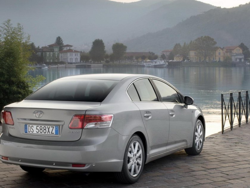 Тойота Авенсис седан 2009