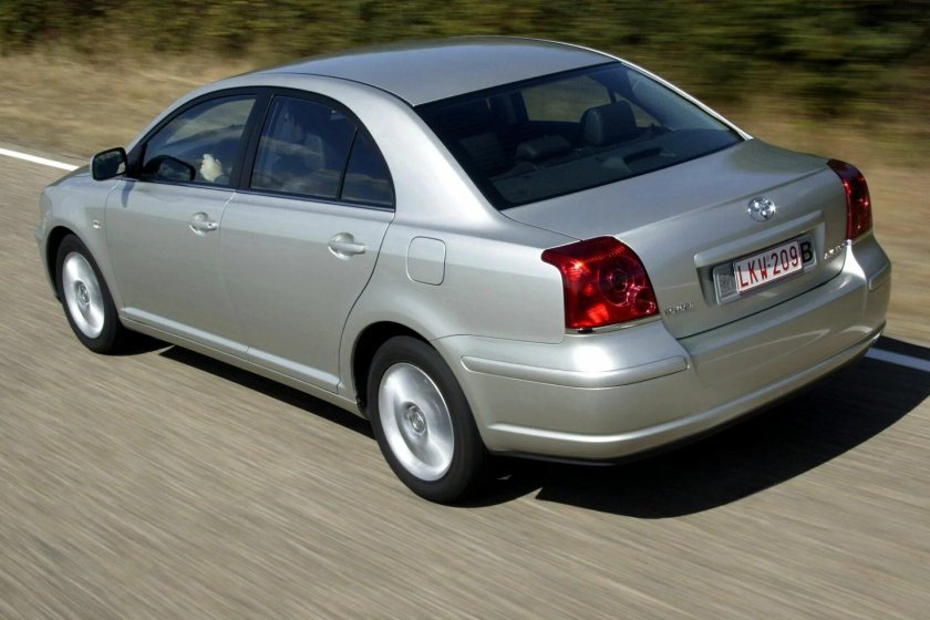 Тойота Авенсис седан 2003