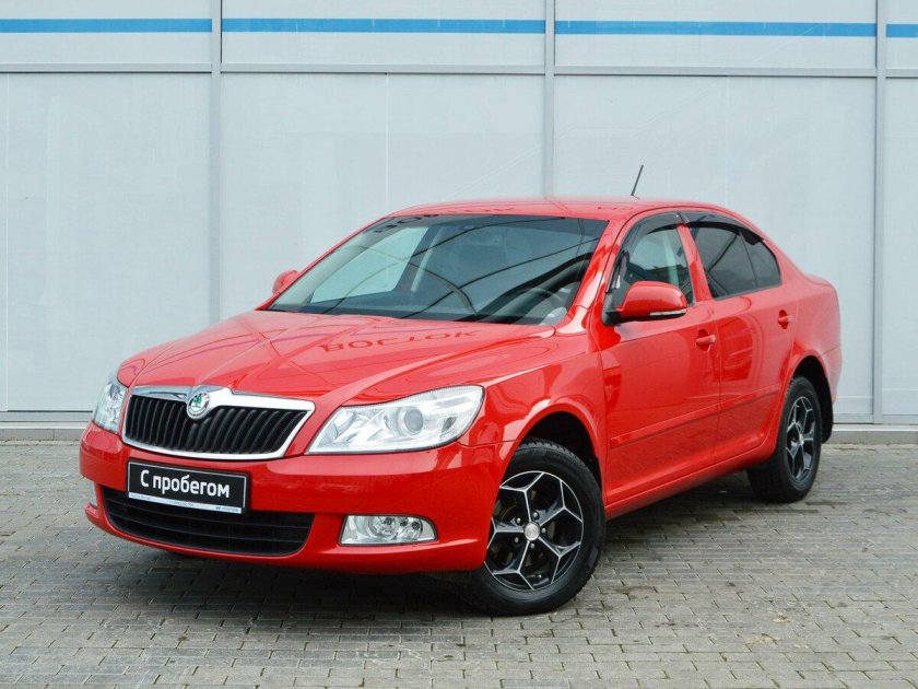 Шкода Октавия лифтбек красная
