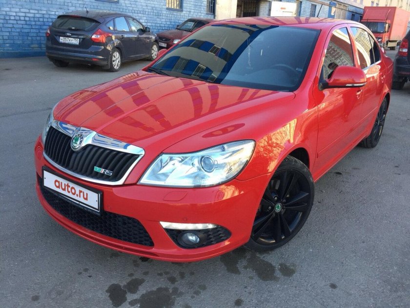 Skoda Octavia a5 RS красная