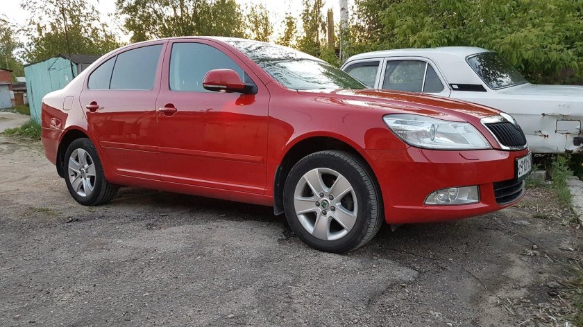 Октавия а5 красная