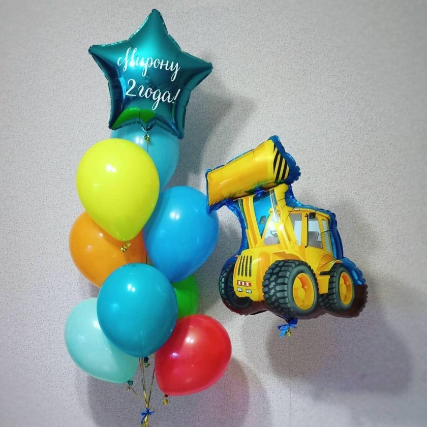 Шары с экскаватором в композиции