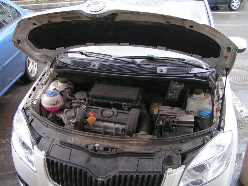 Открытый капот Skoda Fabia 2