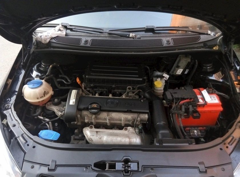 Подкапотка Шкода Фабия 1.2