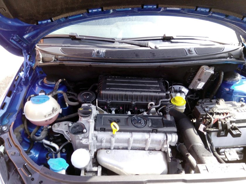 Моторный отсек Шкода Фабия