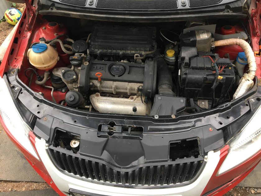 Подкапотное пространство шкода фабия 1.2