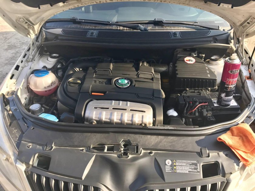 Подкапотка Шкода Фабия 1.2