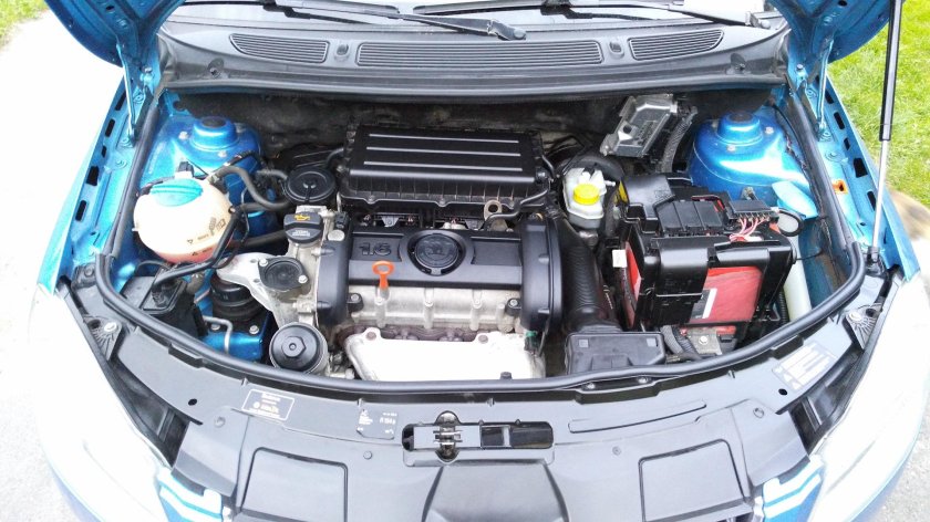 Фабия 1.2 подкапотное пространство