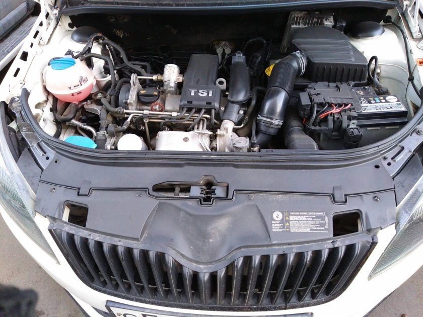 Подкапотное пространство Skoda Fabia 2