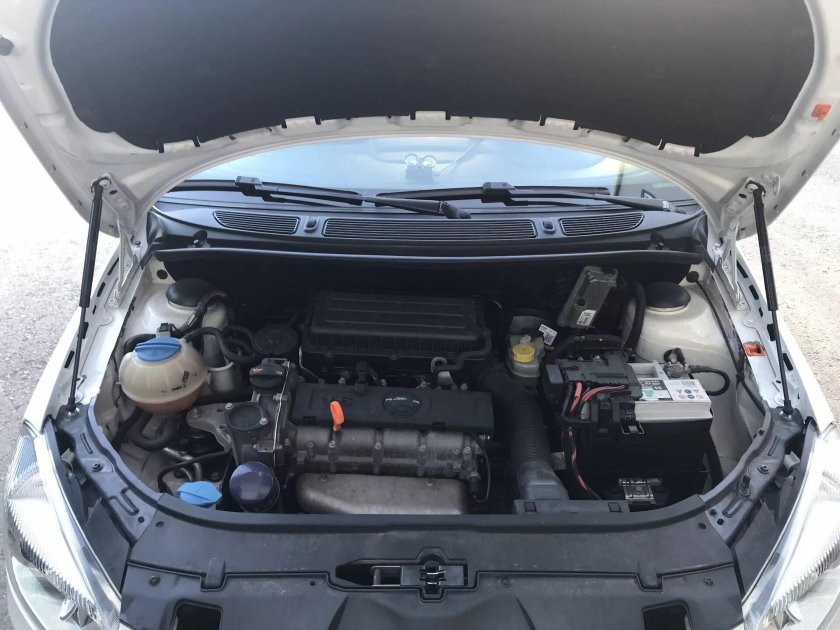 Газовые упоры капота на Шкода Фабия 2