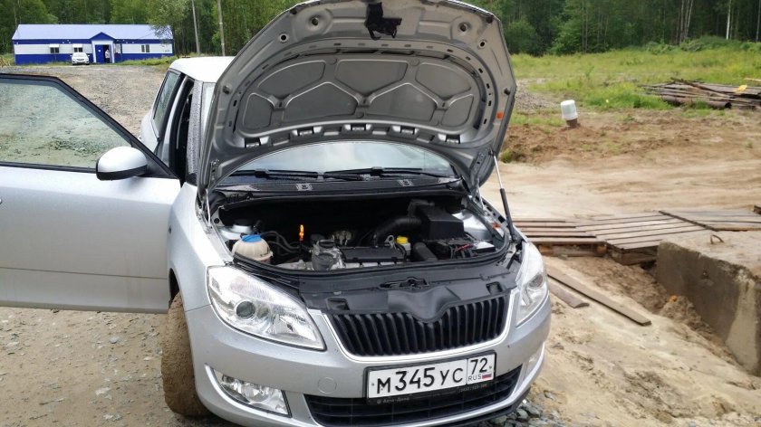 Уплотнитель капота Шкода Фабия 2