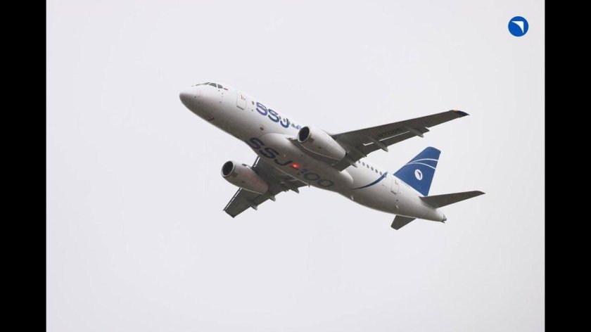 SSJ-100 самолет