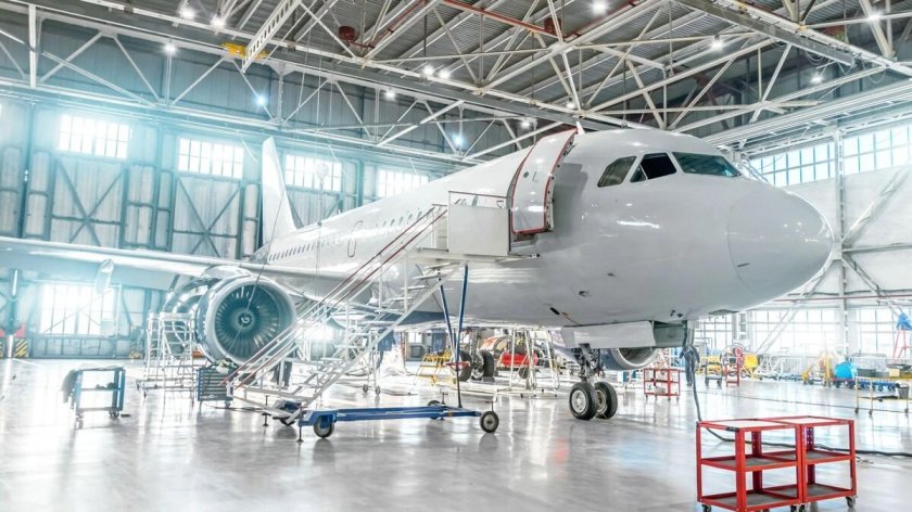 Самолет в ангаре