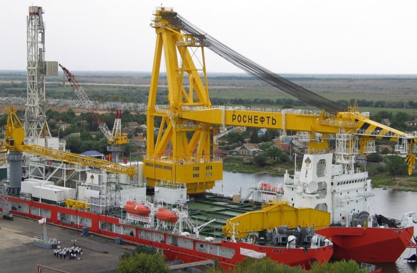 Плавучий кран исполин в Астрахани