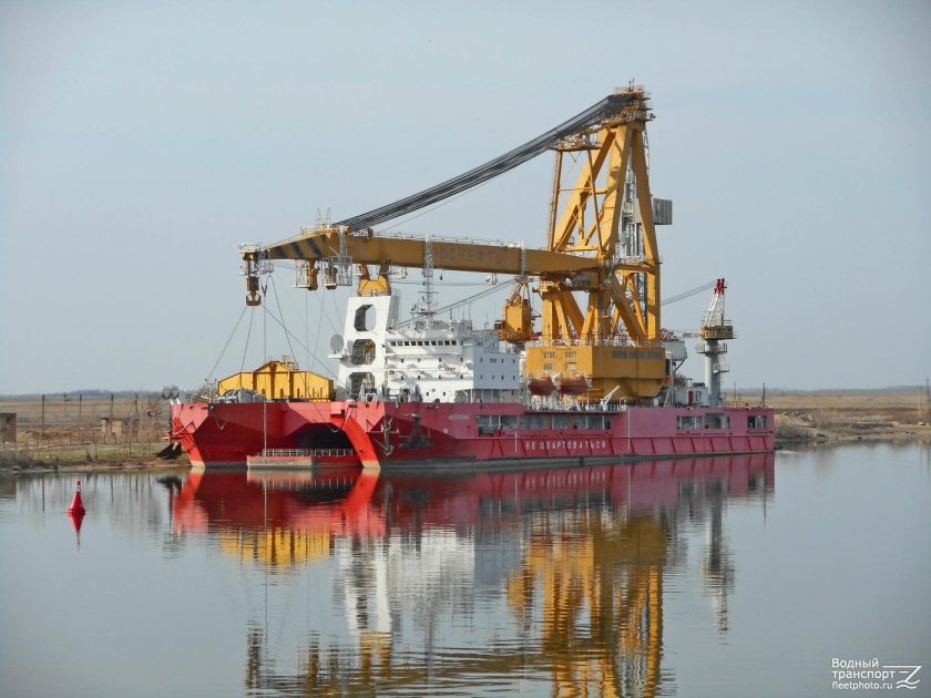 Плавучий кран исполин в Астрахани